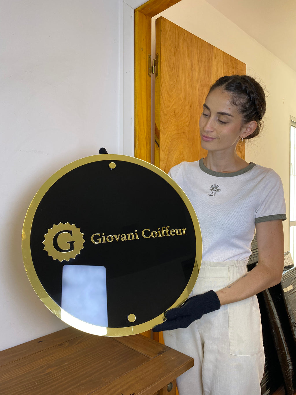 Cartel acrílico circular multicapa con logo sin luz