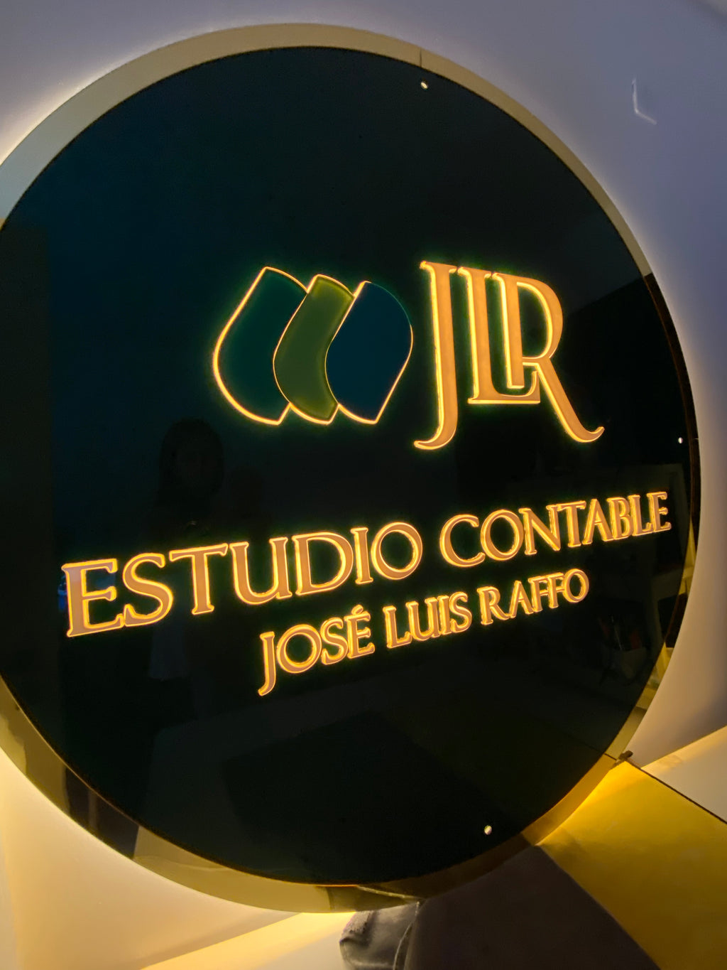 Cartel acrílico base color con texto iluminado y retroiluminación