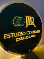 Cartel acrílico base color con texto iluminado y retroiluminación