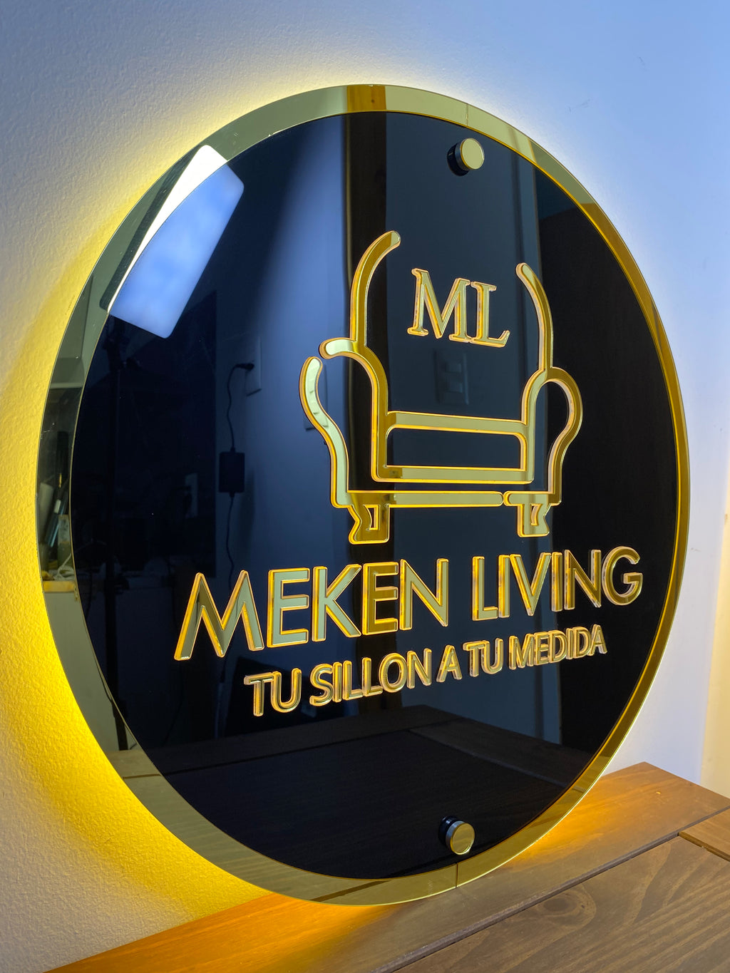 Cartel acrílico base color con texto iluminado y retroiluminación