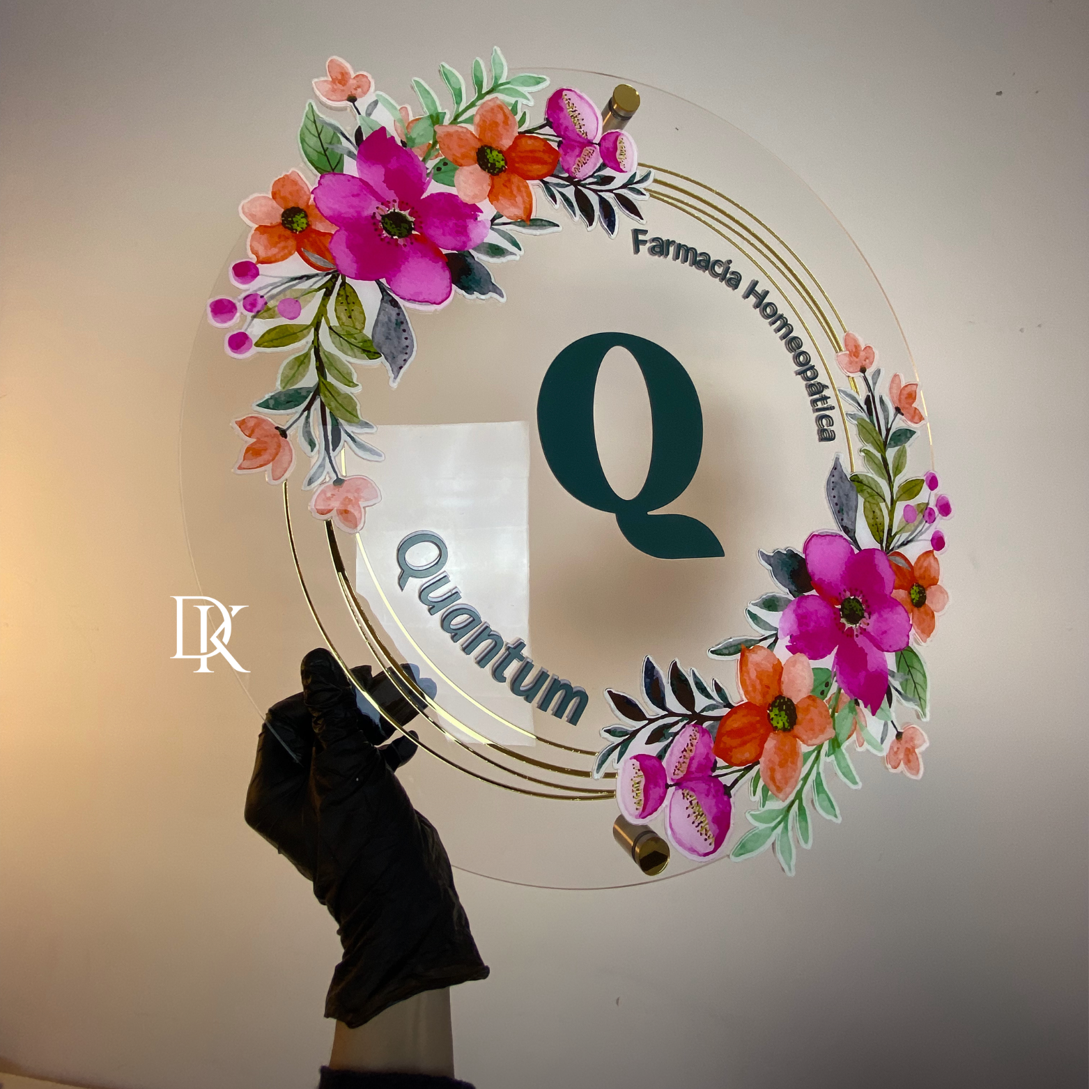 Cartel acrílico circular multicapa con logo sin luz