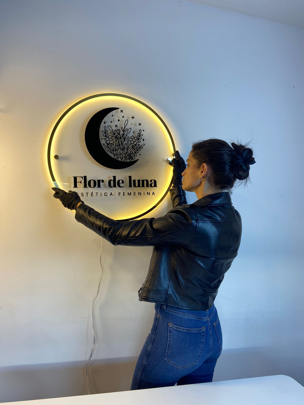 Cartel acrílico Circular con led Cálido al contorno